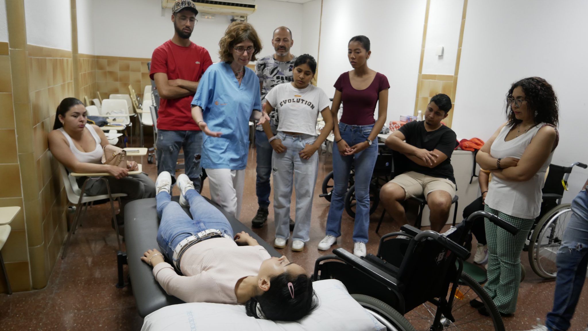 Nois i noies escolten la demostració d'Assistent Personal a l'Hospital de Sant Pau.