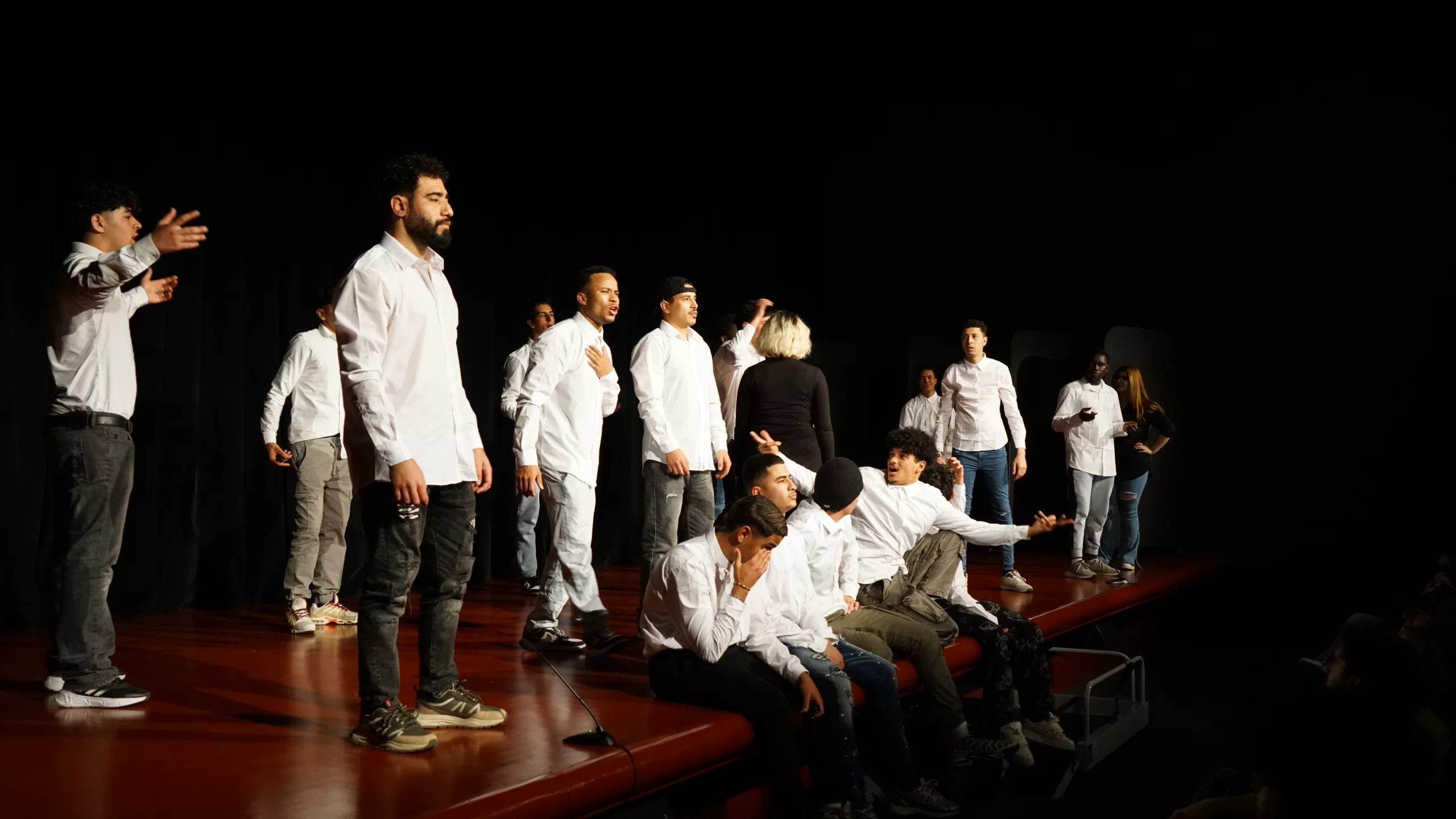 Nois i noies damunt d'un escenari en l'estrena de l'obra 'Nosaltres, no els altres'