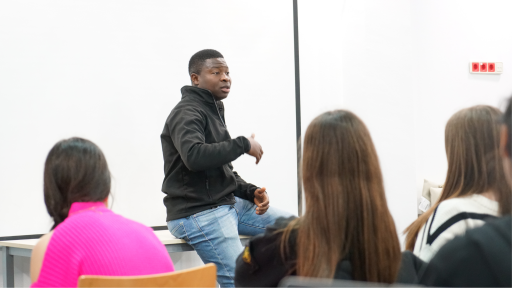 La xerrada-taller 'Podries ser tu' del Casal dels Infants sensibilitza alumnes d'universitats i centres d'FP sobre el jovent migrat.